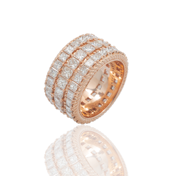 Anillo con diamante de talla princesa
