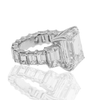 Anillo de compromiso de talla esmeralda